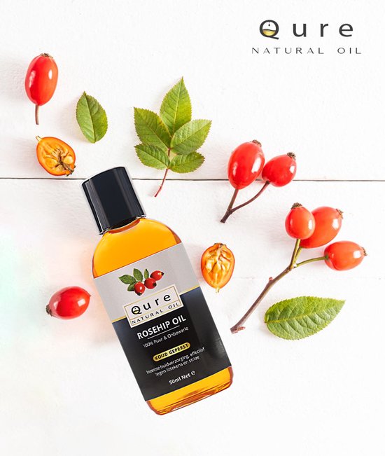 Fles Qure Rosehip Oil, 50ml, omringd door rozenbottels en blaadjes op een witte achtergrond.