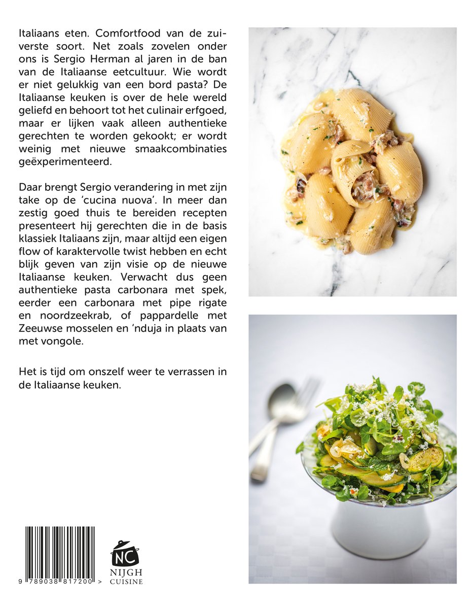 Gevulde pasta met saus en salade met groenten en kaas.