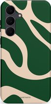 Telefoonhoesje met een groen bos en zandduinen patroon. Het Casetastic logo is zichtbaar.