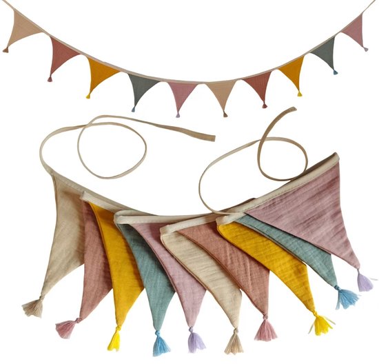 Deux guirlandes de fanions triangulaires en tissu aux couleurs douces avec des pompons.
