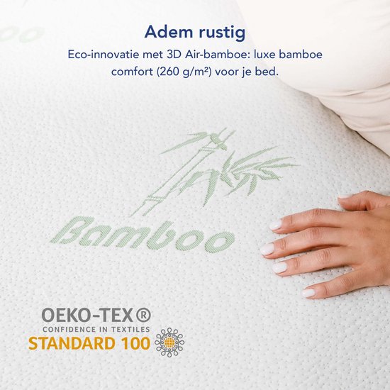 Une femme s'étire sur un lit avec un surmatelas à imprimé bambou et le logo OEKO-TEX.
