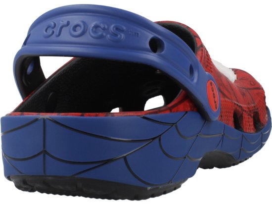 Sabots Crocs bleus avec imprimé Spider-Man rouge, détails d'araignée sur la semelle.