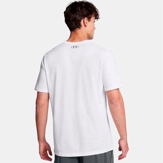 Achterkant van een wit sportshirt met een klein grijs Under Armour logo op de nek.