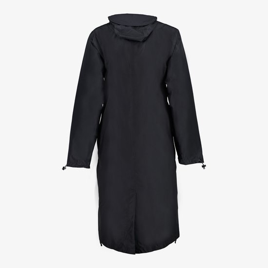 Achterkant van zwarte lange parka regenjas met capuchon en trekkoord aan de zoom.