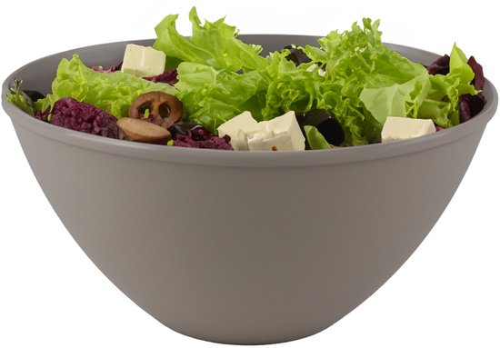 Grijze serveerschaal gevuld met salade, komkommer, tomaat, olijven en blokjes kaas.