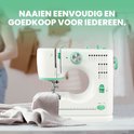 Witte Rynix naaimachine met groene accenten op een tafel met stof.