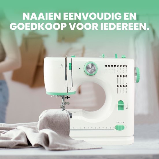 Witte Rynix naaimachine met groene accenten op een tafel met stof.