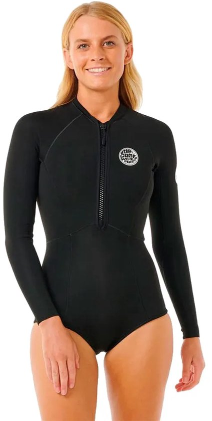 Een model in een zwarte wetsuit met lange mouwen, een hoge hals en een rits aan de voorkant.