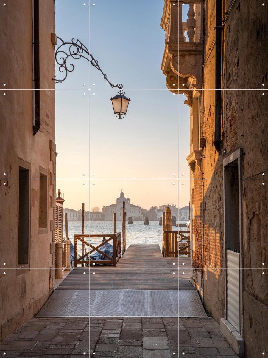 IXXI Small alley in Venice, Italy, Jan Becke - 60 x 80 cm - Gratis ophangtool - Grote wanddecoratie en posters - Realisme, Fotografie, Woonkamer