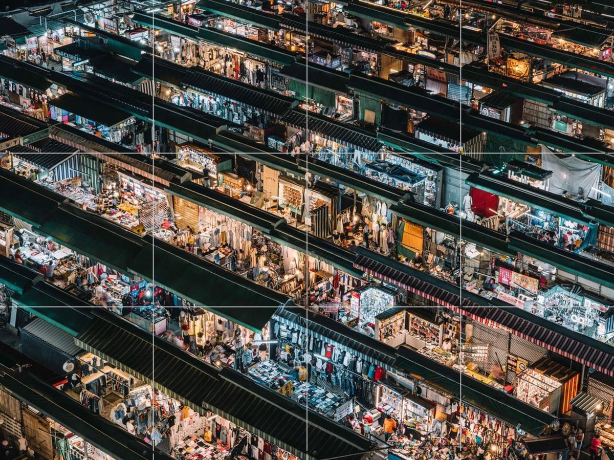 IXXI Night Market, Tristan Zhou - 80 x 60 cm - Gratis ophangtool - Grote wanddecoratie en posters - Fotografie, Mancave, Woonkamer, Gang, Stad