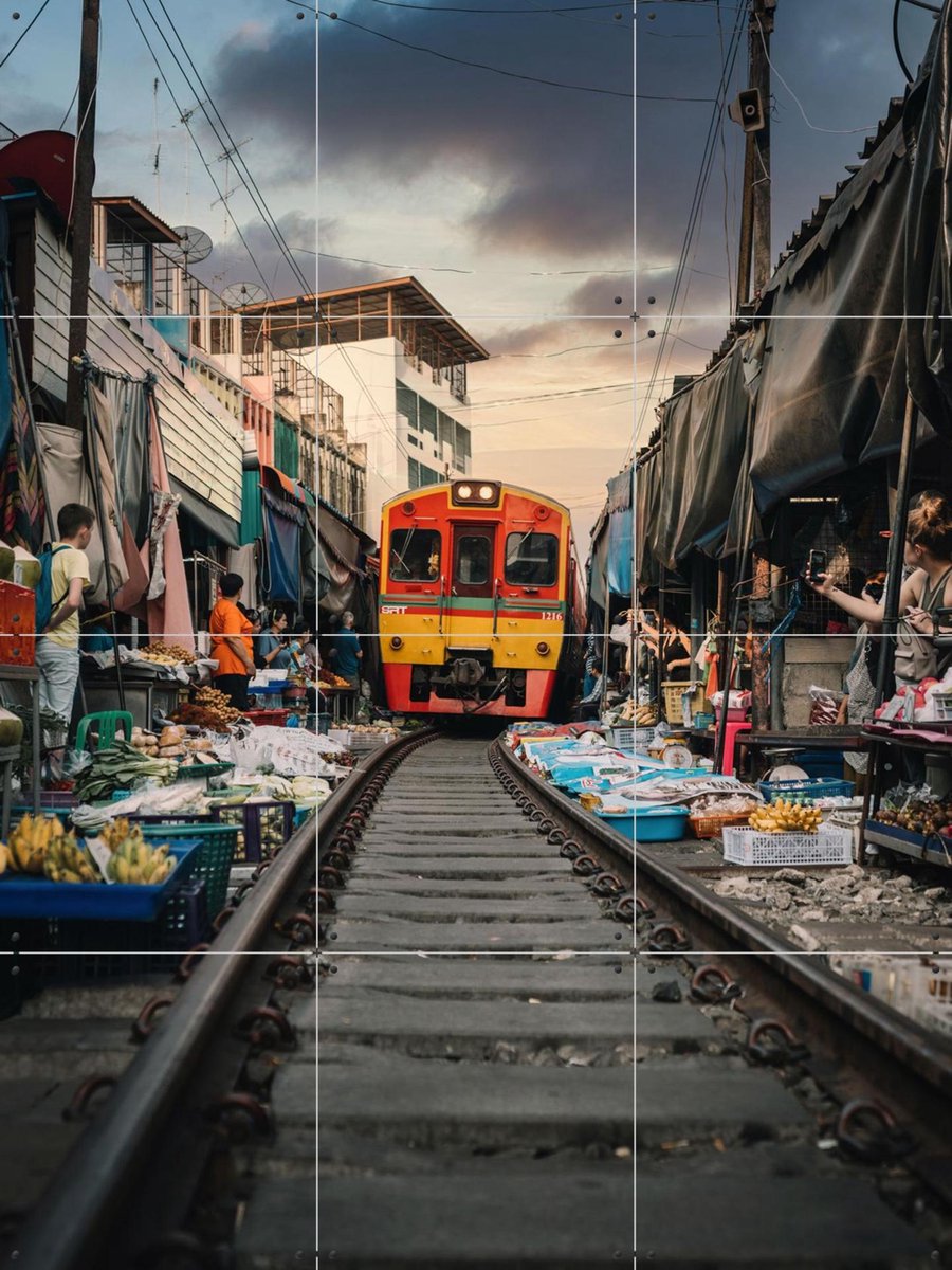 IXXI Railway Market, Tristan Zhou - 60 x 80 cm - Gratis ophangtool - Grote wanddecoratie en posters - Realisme, Kleurrijk, Fotografie, Mancave, Gang