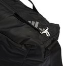 Zwarte sporttas met rits en trekker met Adidas logo.