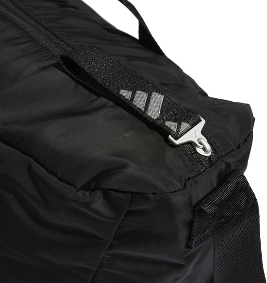 Zwarte sporttas met rits en trekker met Adidas logo.
