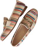 Meerkleurige, zigzag gebreide instappers met een beige gespdetail.