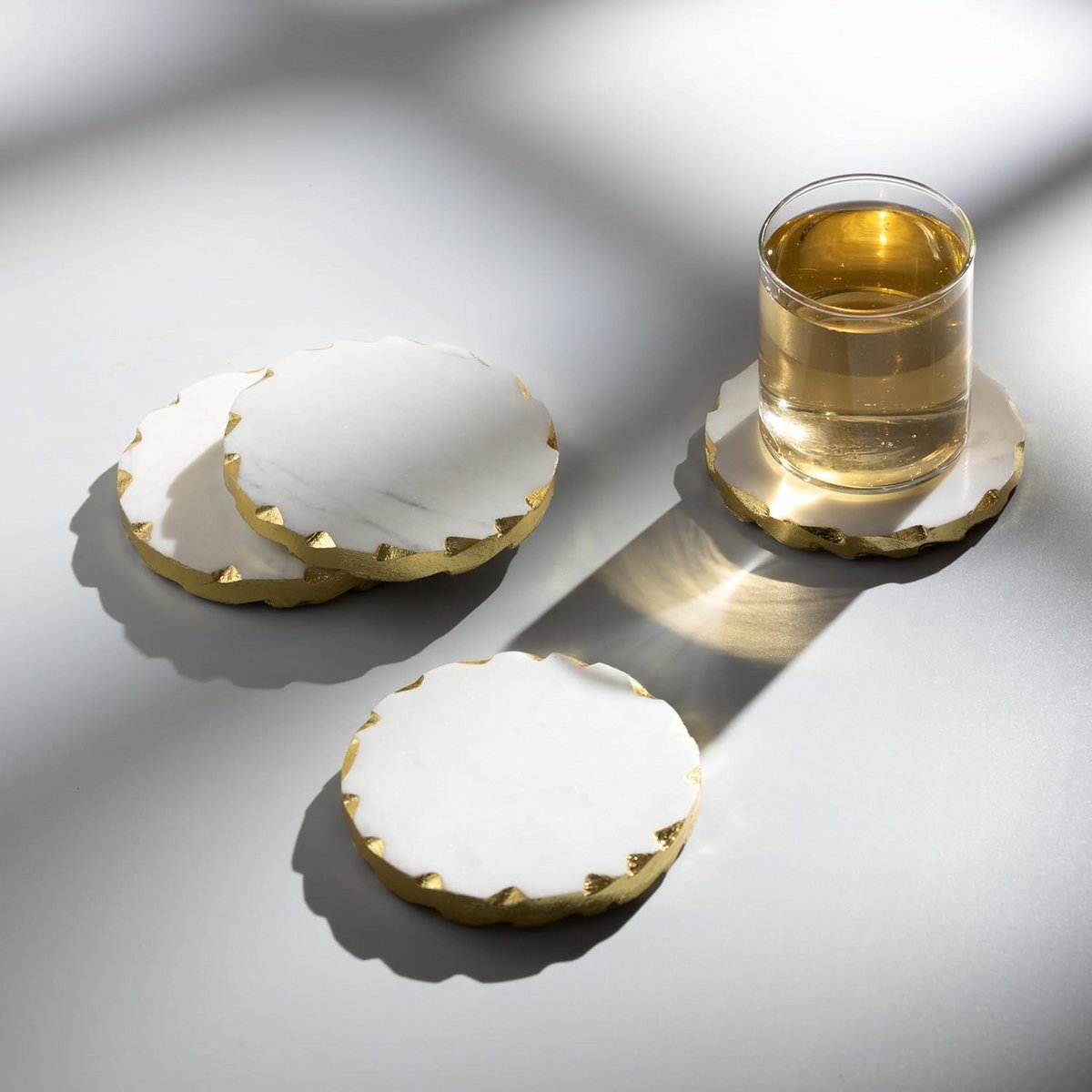 Set van 6 Echte Marmeren Onderzetters met Gouden Rand - Witte en Gouden Tafelbeschermers