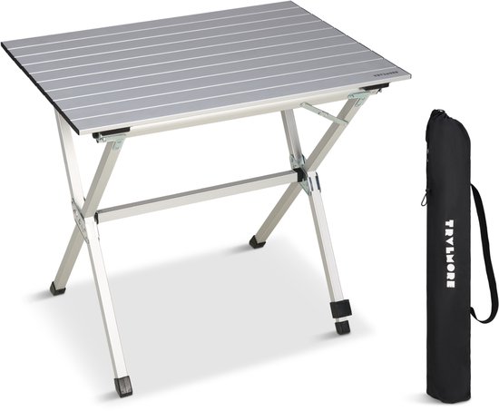 Zilverkleurige, opvouwbare aluminium campingtafel met gestreept tafelblad, X-vormige poten en een zwarte draagtas met 'TRVLMORE' opschrift.