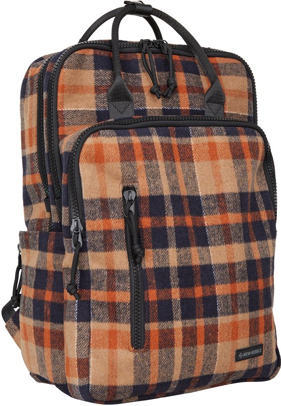 Zij-aanzicht van de rugzak met bruine, oranje en blauwe ruitjes en zwarte details.