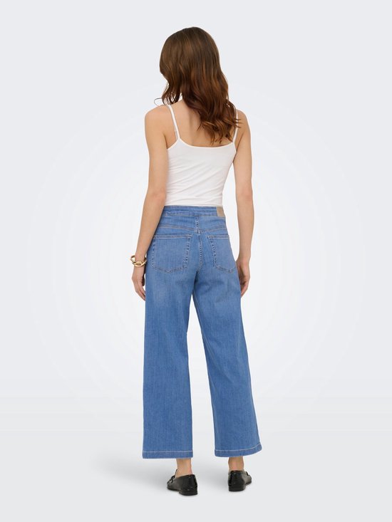 Vrouw van achteren gezien in wijde, blauwe denim jeans met hoge taille.