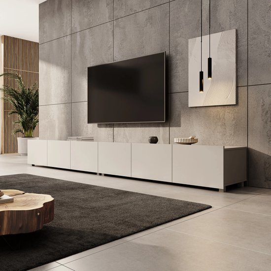 Beige tv-meubel met gesloten deuren, zwevend aan een betonnen muur met tv erboven.