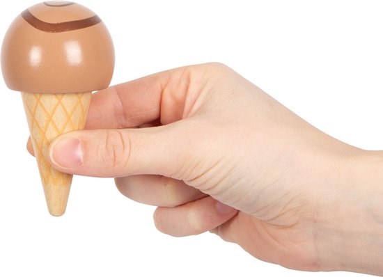Een hand houdt een bruin houten ijshoorntje met een chocolade ijsbol vast.