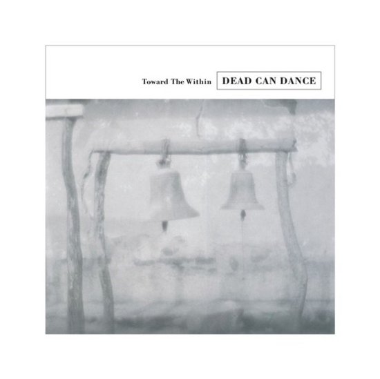 Albumcover met de tekst 'Toward The Within' en 'DEAD CAN DANCE'. Twee klokken hangen aan een houten balk, met vage, sfeervolle achtergrond.