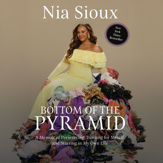 Nia Sioux zit op een stapel kleding met de titel 'Bottom of the Pyramid', een New York Times Bestseller.