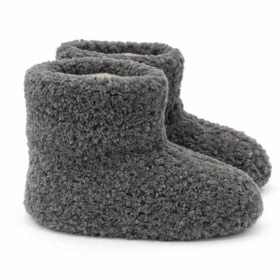 Donkergrijze wollen pantoffels van Skéépe, model hoog.