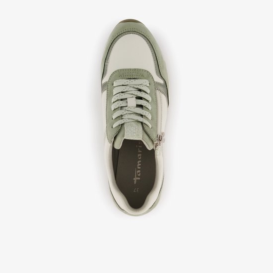 Bovenaanzicht van een groene en witte Tamaris sneaker met veter en ritssluiting. Tamaris logo op de zool.