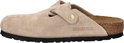 Beige suède Birkenstock Boston klomp, zijaanzicht. Verstelbare gesp en kurken zool met merklogo.