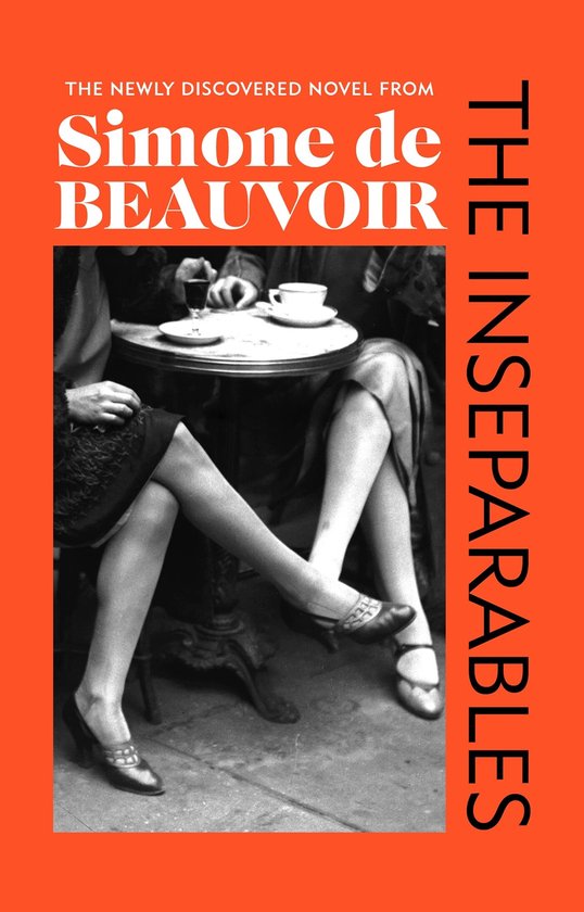 Couverture du livre 'The Inseparables' avec le texte 'THE NEWLY DISCOVERED NOVEL FROM Simone de BEAUVOIR' et 'THE INSEPARABLES' sur fond orange. Photo noir et blanc de jambes de deux femmes à une table.