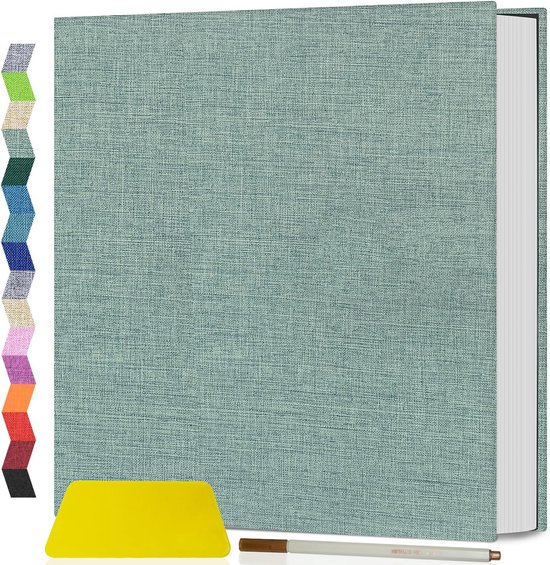 Album de scrapbooking fermé avec une couverture en lin vert, avec des échantillons de couleurs et une raclette jaune.