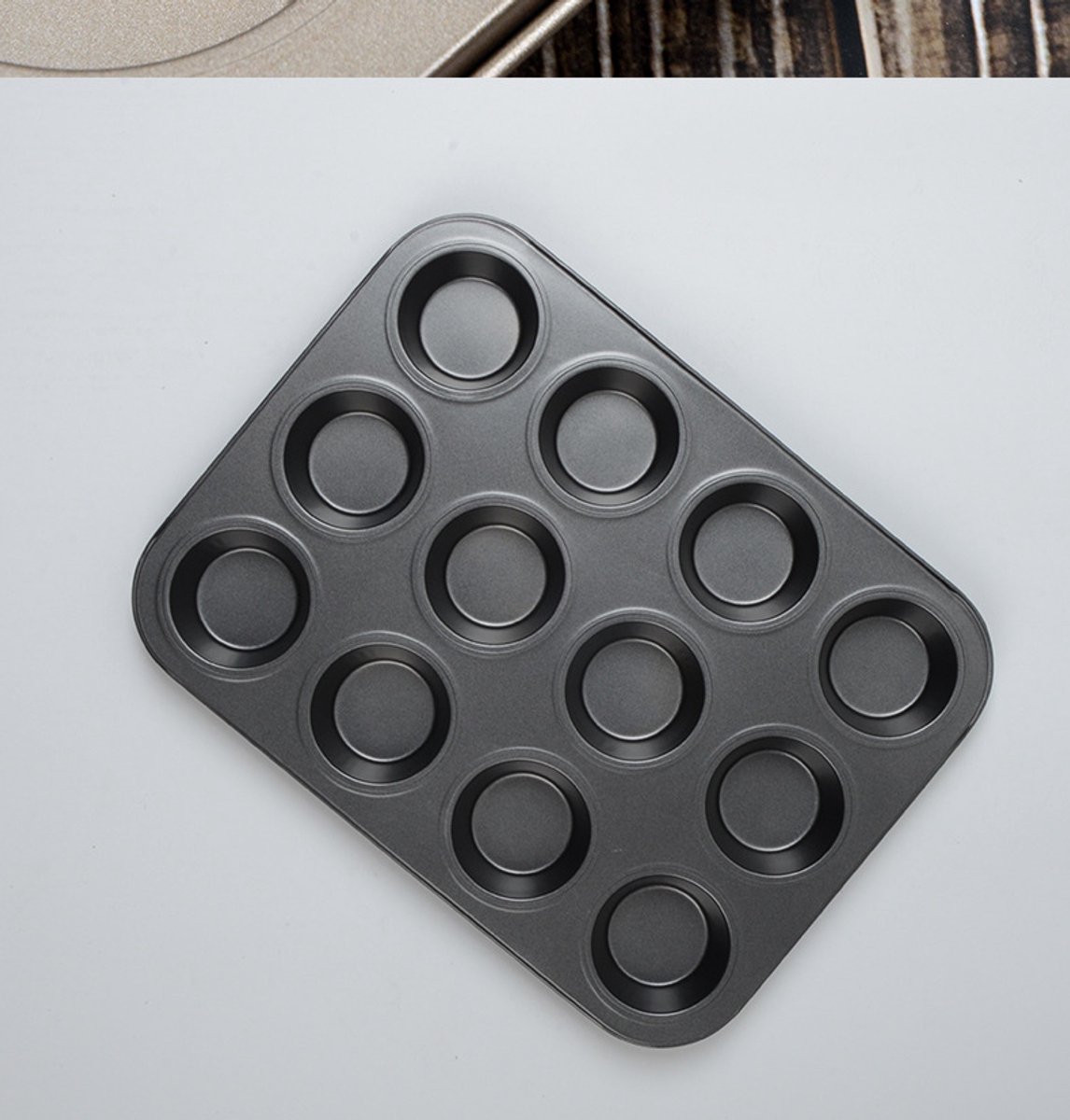 Bakvormpjes met antiaanbaklaag12Een ronde cakevorm met gaatjes.