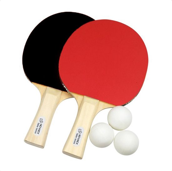Set van twee tafeltennisbatjes, één rood en één zwart, met drie witte tafeltennisballen.