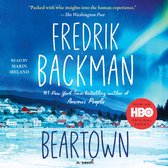 Couverture du livre Beartown par Fredrik Backman, montrant un village enneigé et un lac gelé sous un ciel bleu. Maintenant une série originale HBO.