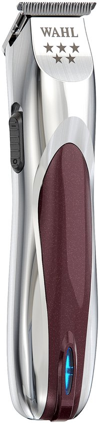 Zilverkleurige Wahl trimmer met bordeauxrode accenten en drie sterren.