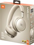 Verpakking van de JBL Live 680NC koptelefoon in champagne/beige kleur.