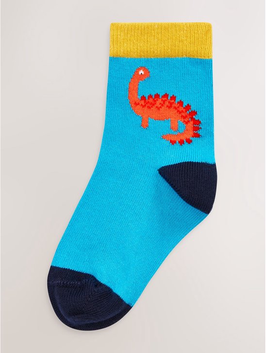 Blauwe sokken met een oranje dinosaurus, gele boord en donkerblauwe tenen.
