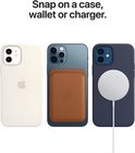 Drie iPhone-accessoires: wit hoesje, bruine portemonnee en een blauw hoesje met witte MagSafe-oplader.