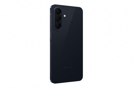 Achterkant van de Samsung Galaxy A57 5G in navy blauw met drie camera's.