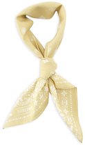 Gele bandana met wit paisley-patroon, gestrikt.