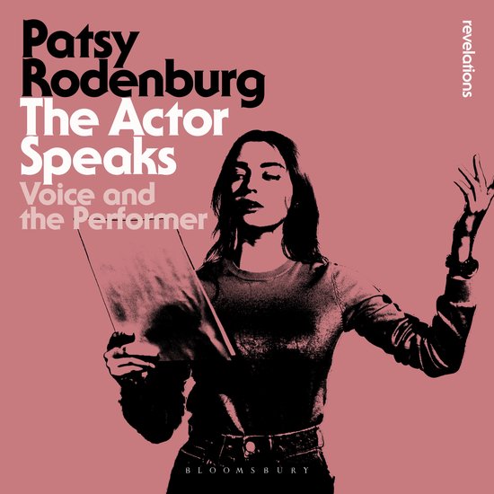 Patsy Rodenburg, The Actor Speaks: Voice and the Performer. Een vrouw met donker haar, gekleed in een trui en jeans, leest een script voor met haar hand omhoog.