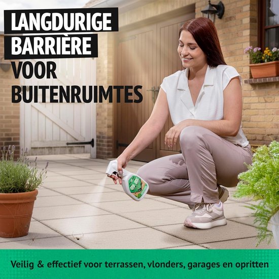 Vrouw met witte blouse, sproeit op een terras met planten. Tekst 'Langdurige barrière voor buitenruimtes'.