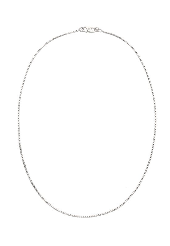 Een zilverkleurige, fijne ketting met een doospatroon en een karabijnsluiting.