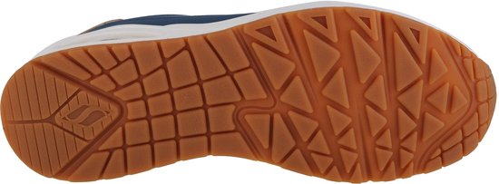 Onderkant van een blauwe Skechers Uno sneaker met bruine rubberen zool met profiel.
