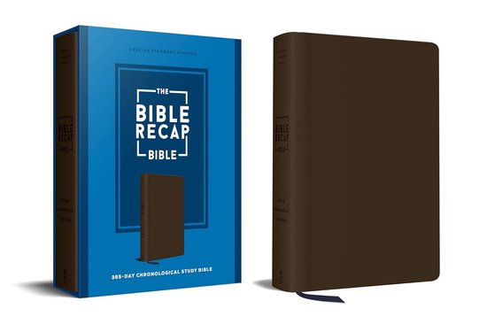 Verpakking van een bruine studiebijbel met een blauwe doos met de tekst 'The Bible Recap Bible'.