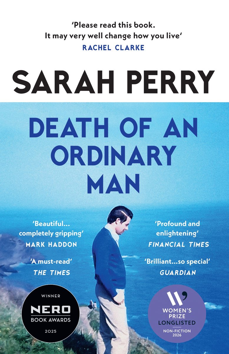Boek "Death of an Ordinary Man" van Sarah Perry. Een man met donker haar staat in een blauwe trui. "WINNER NERO BOOK AWARDS 2025".