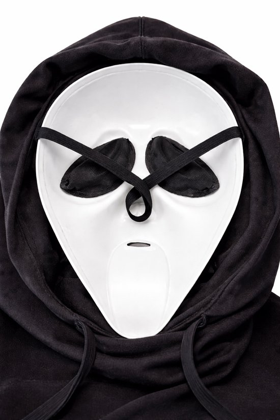 Achterkant van een wit Ghostface-masker met zwarte elastische bandjes, omgeven door een zwarte capuchon.