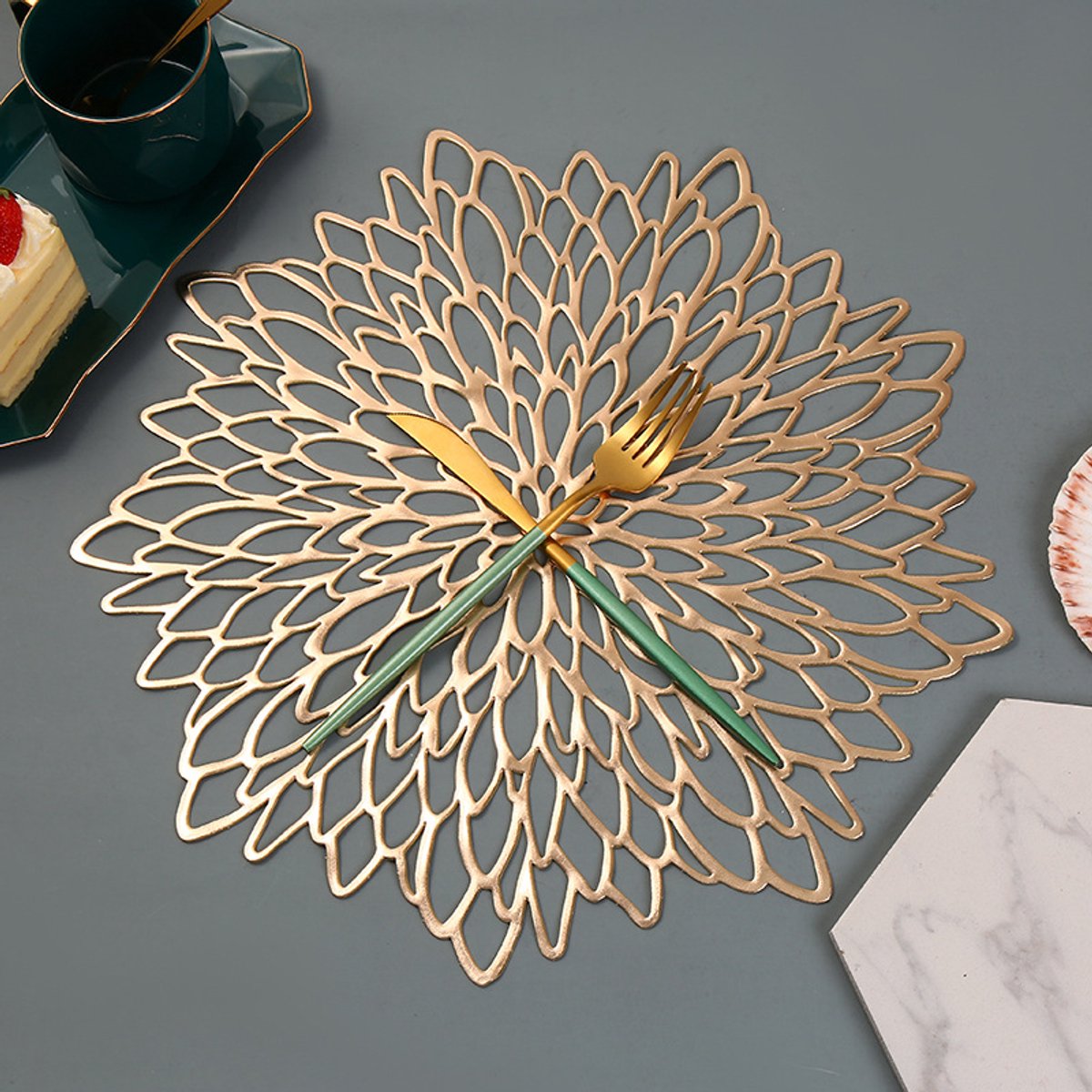 6 wasbare PVC-placemats voor eettafel, holle onderlegger, isolerende placemat, ronde bloemendecoratie (Goud, 38 cm)