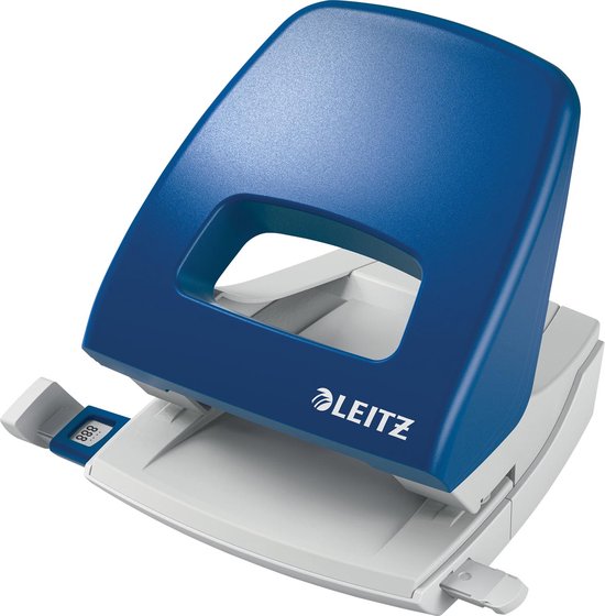 Blauwe en witte Leitz perforator met een digitale teller en papiergeleider.