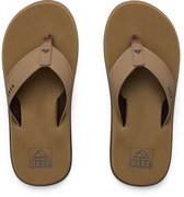 Twee bruine Reef teenslippers met suède bandjes en perforaties. Zwarte en bruine zolen.